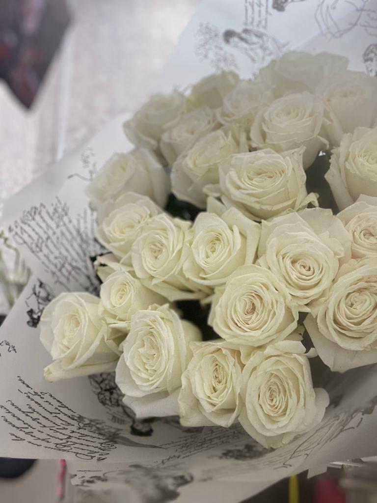 25 пионовидных белых роз